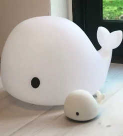 Fritstående Lamper*Filibabba Gulvlampe - Big LED Whale - 50 cm - Hvid