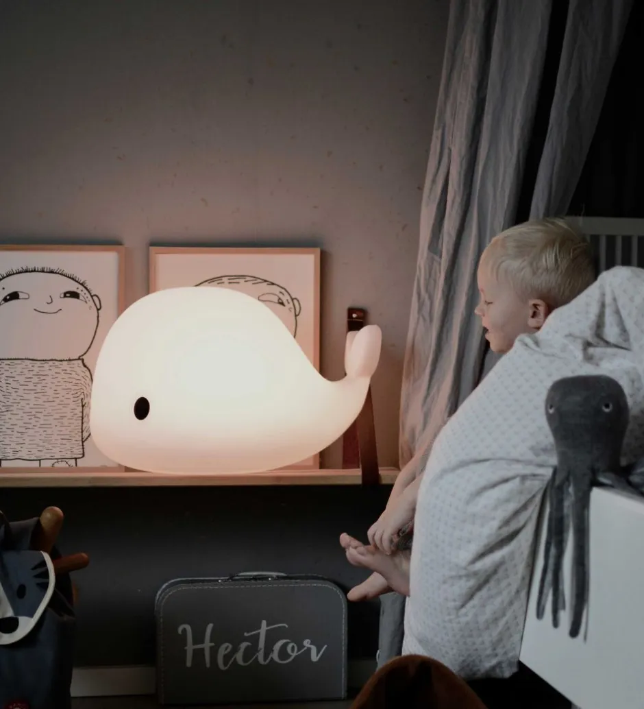 Natlamper|Fritstående Lamper*Filibabba Lampe - The Friendly Whale Christian - 30 cm - Hvid