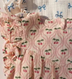 Sommerdragter*Konges Sløjd Sommerdragt - Musselin - Coco - Cherry Pink Motif