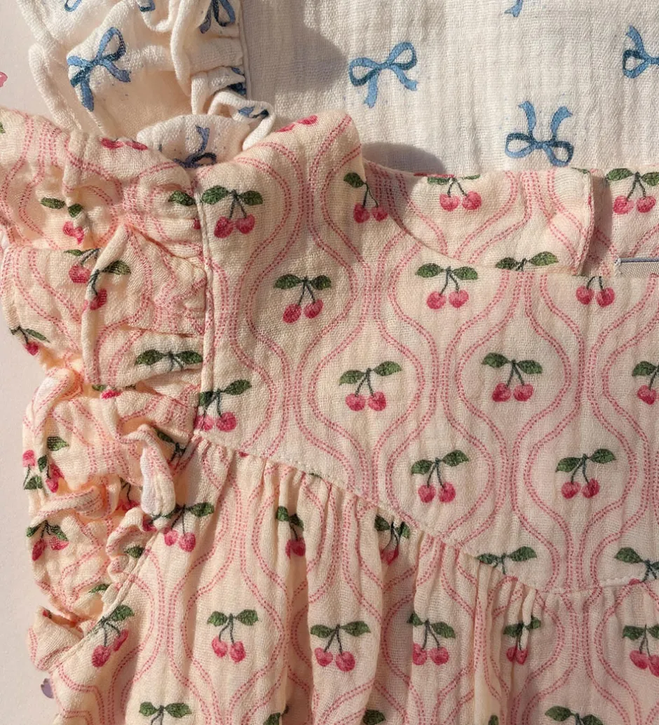 Sommerdragter*Konges Sløjd Sommerdragt - Musselin - Coco - Cherry Pink Motif